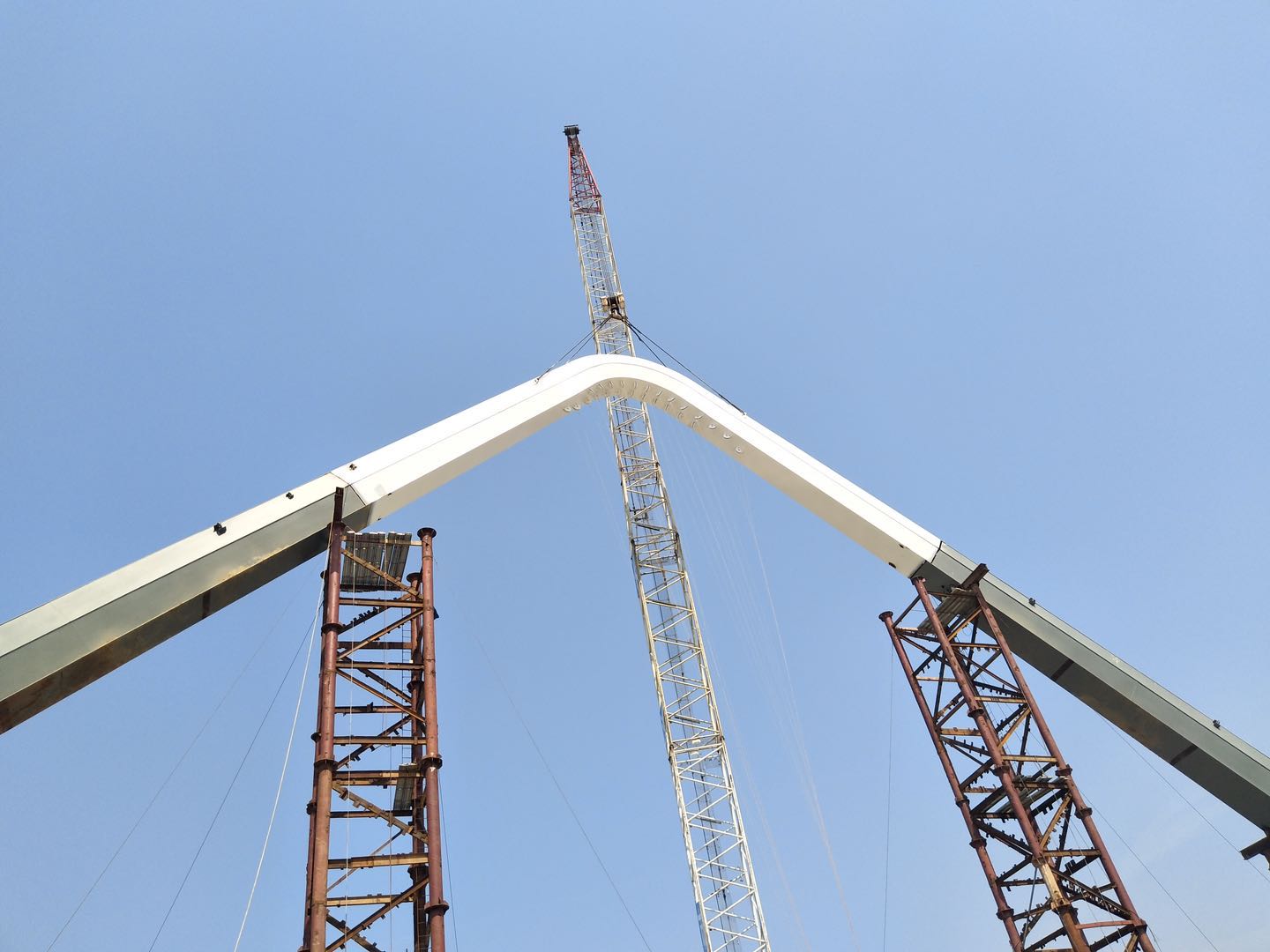 紫荊路跨龍王港河橋順利完成主拱合龍！