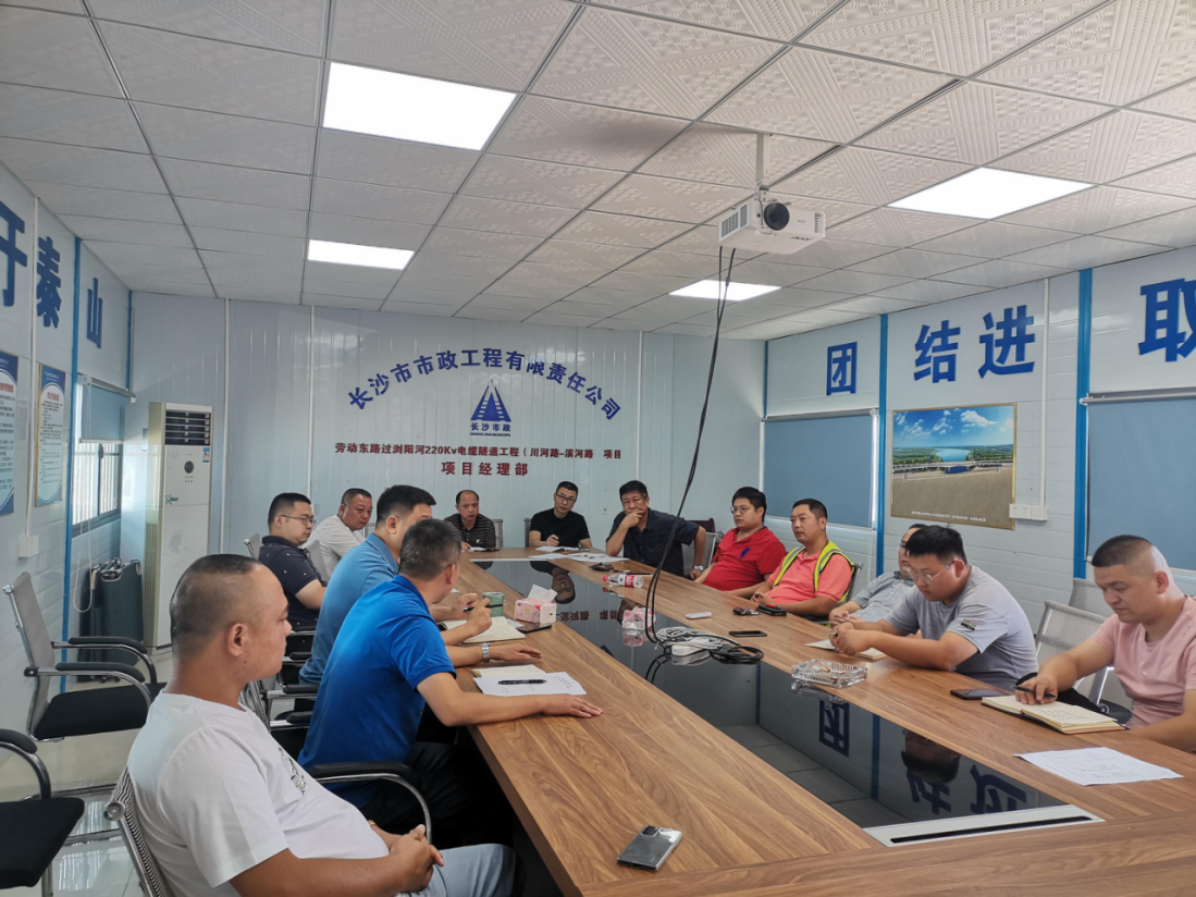 獻禮國慶 | 勞動東路過瀏陽河220kV電纜隧道工程頂進設備順利完成吊裝！